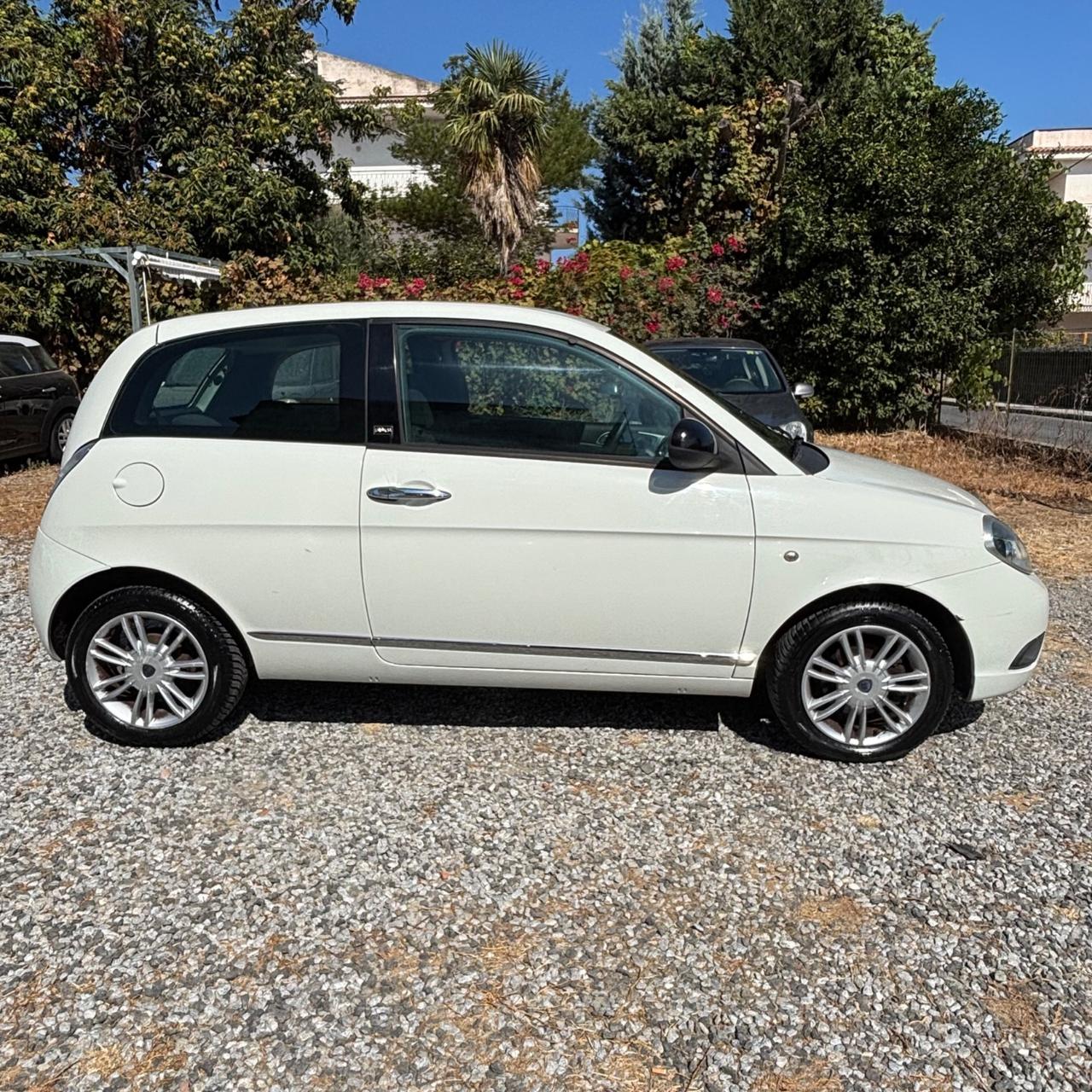 Lancia Ypsilon 1.3 MJT 75 CV Unyca