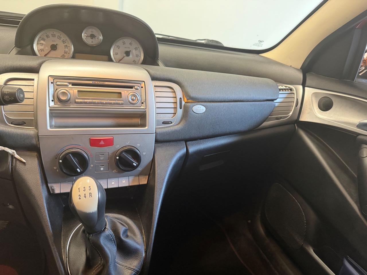 Lancia Ypsilon 1.3 MJT 75 CV Argento