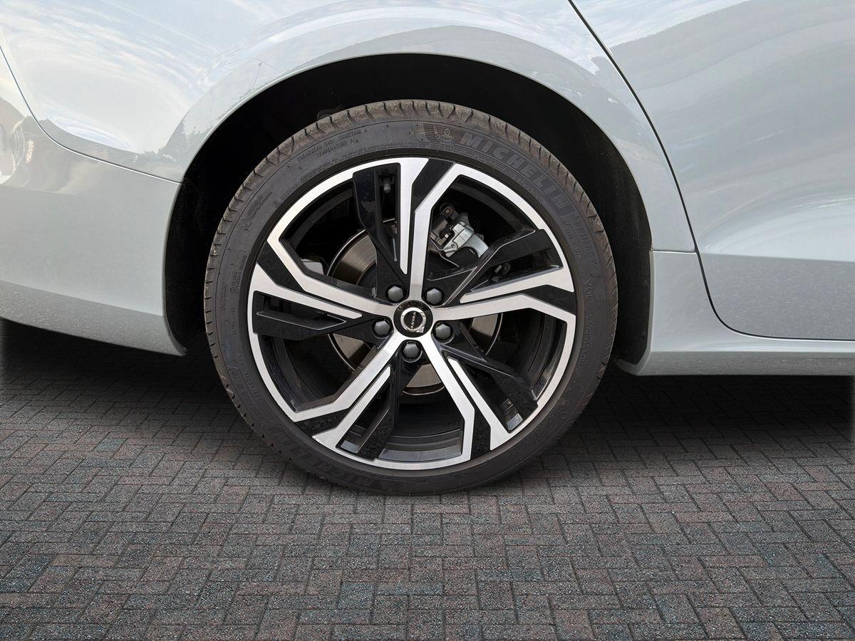VOLVO V60 2.0 b4 Plus Dark auto