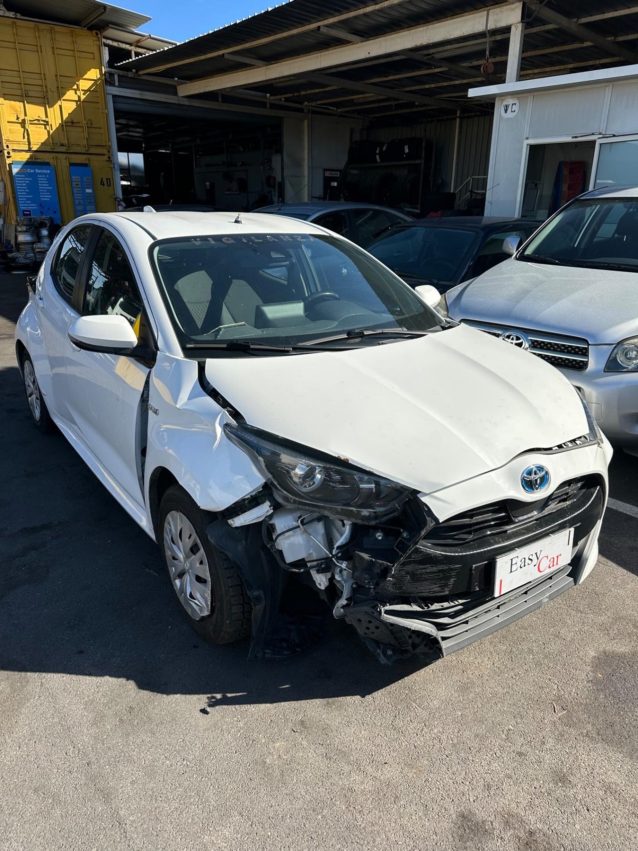 Toyota Yaris 1.5 Hybrid SINISTRATA