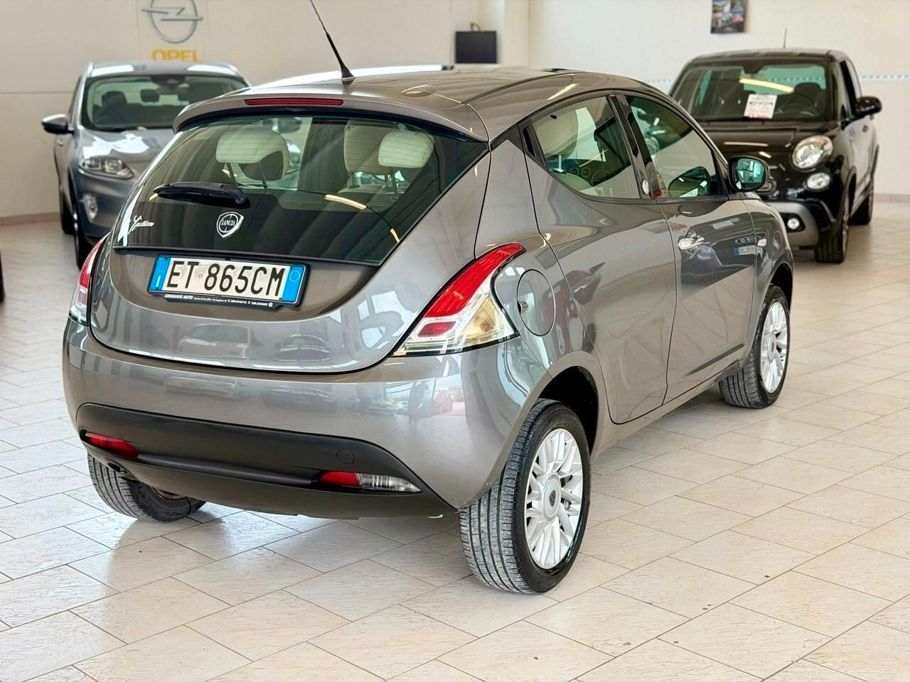 Lancia Ypsilon 0.9 TwinAir 85 CV 5 porte Metano Ecochic Silver