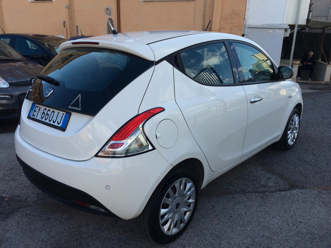 Lancia Ypsilon 1.2 69 CV 5 porte GPL Gold tagliandata distribuzione eseguita a km 138000 garanzia !