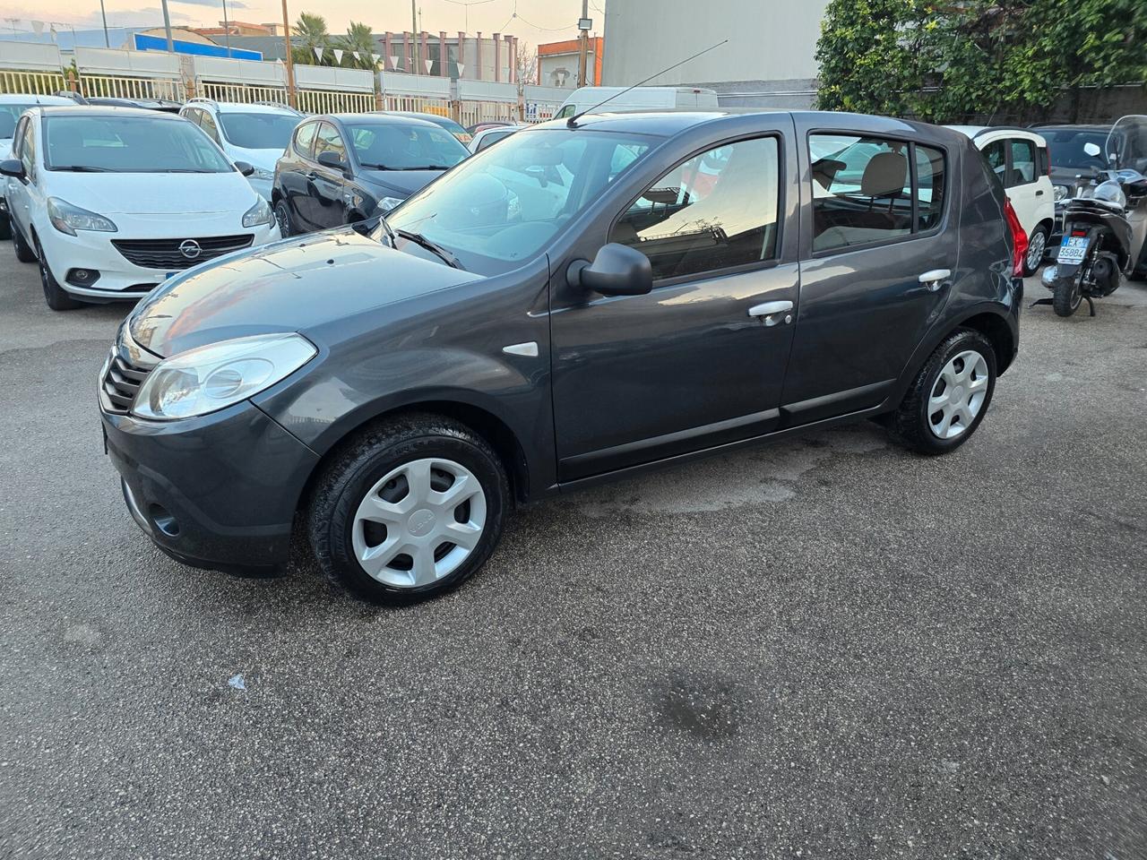 Dacia Sandero 1.2 16V GPL 75CV Embleme