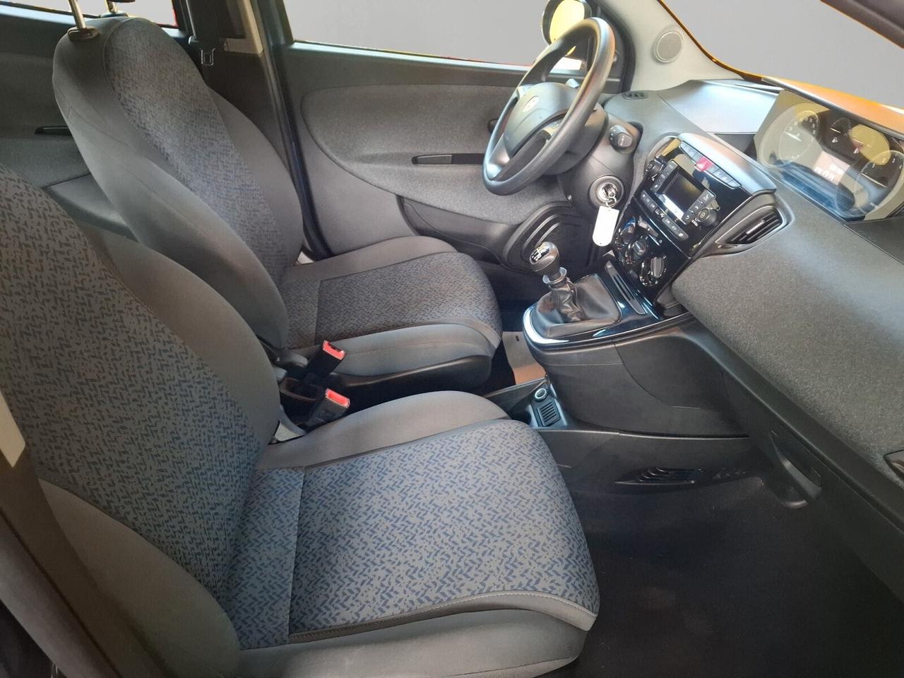 Lancia Ypsilon 1.0 FireFly 5 porte S&S Hybrid Ecochic Silver