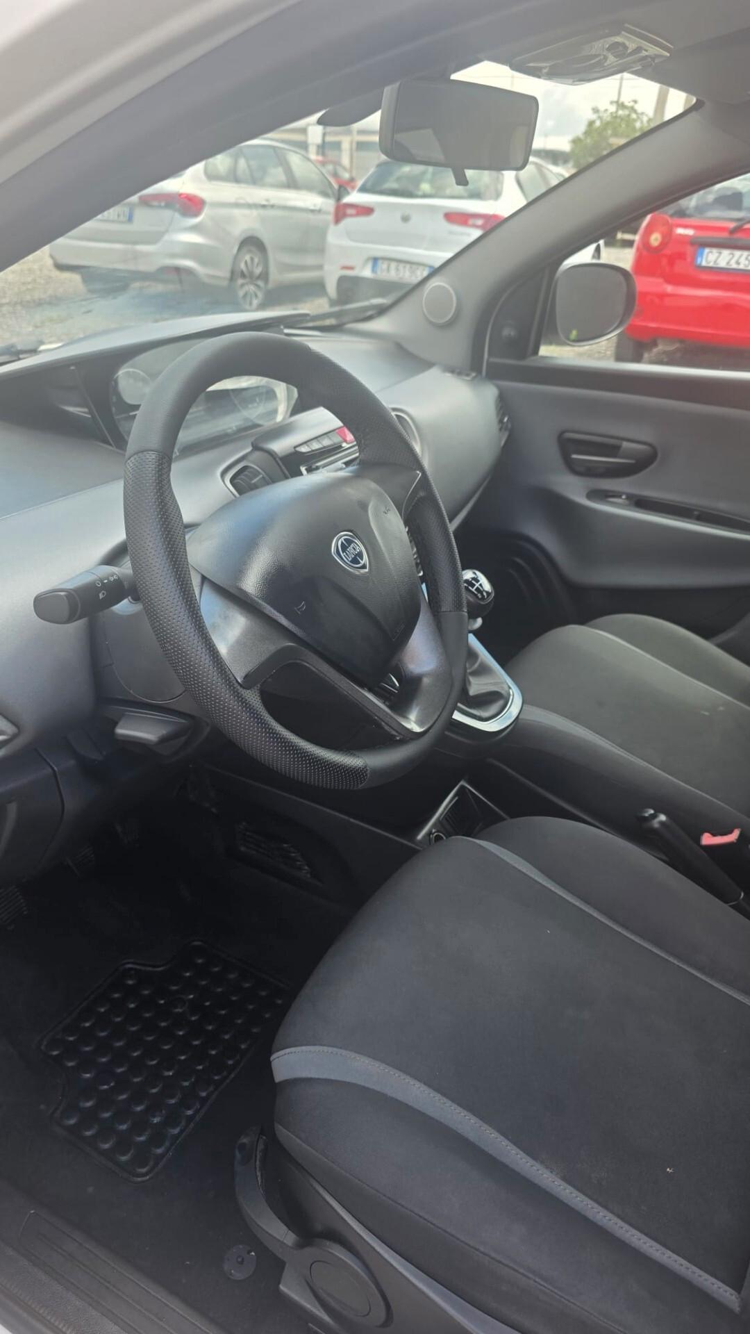 Lancia Ypsilon 1.2 69 CV 5 porte Platinum