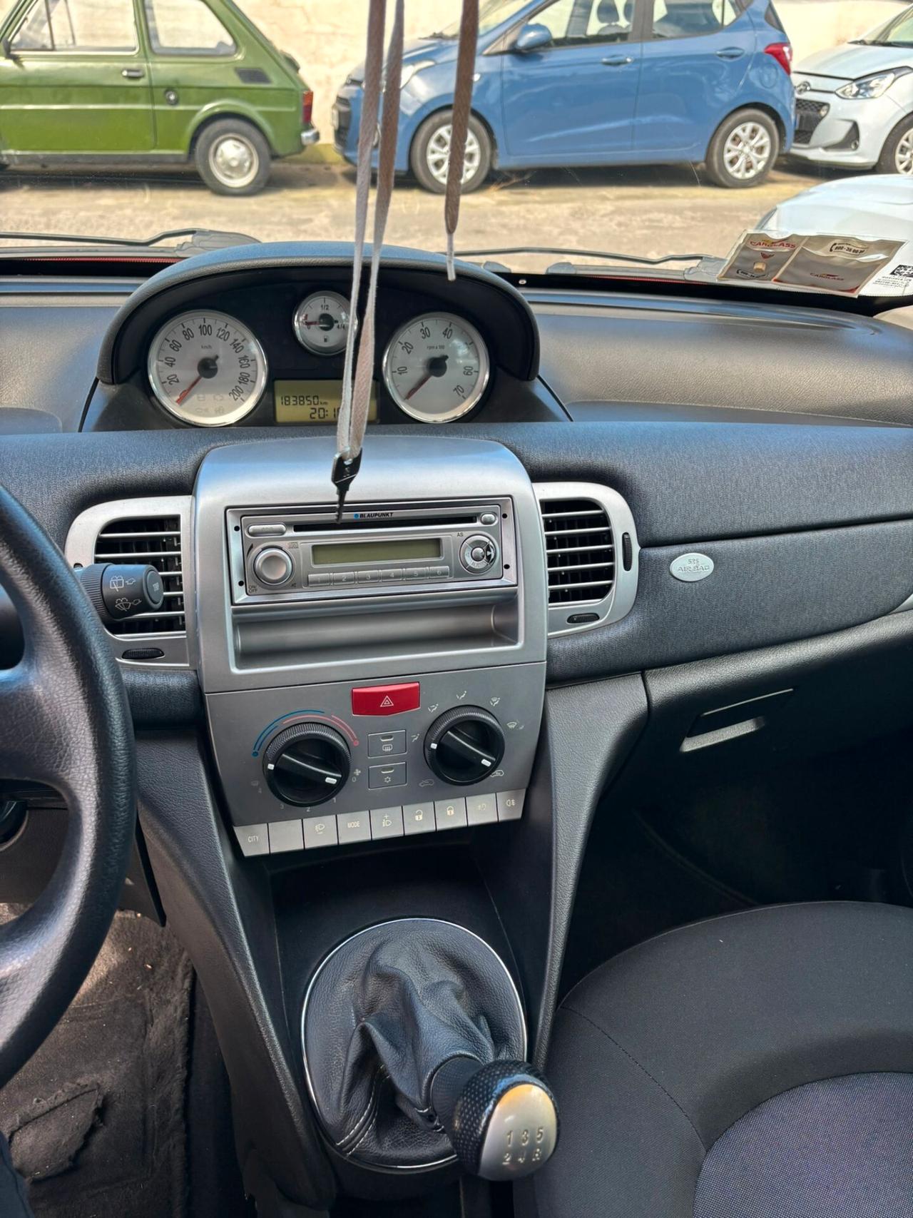 Lancia Ypsilon 1.3 MJT 75 CV Unyca