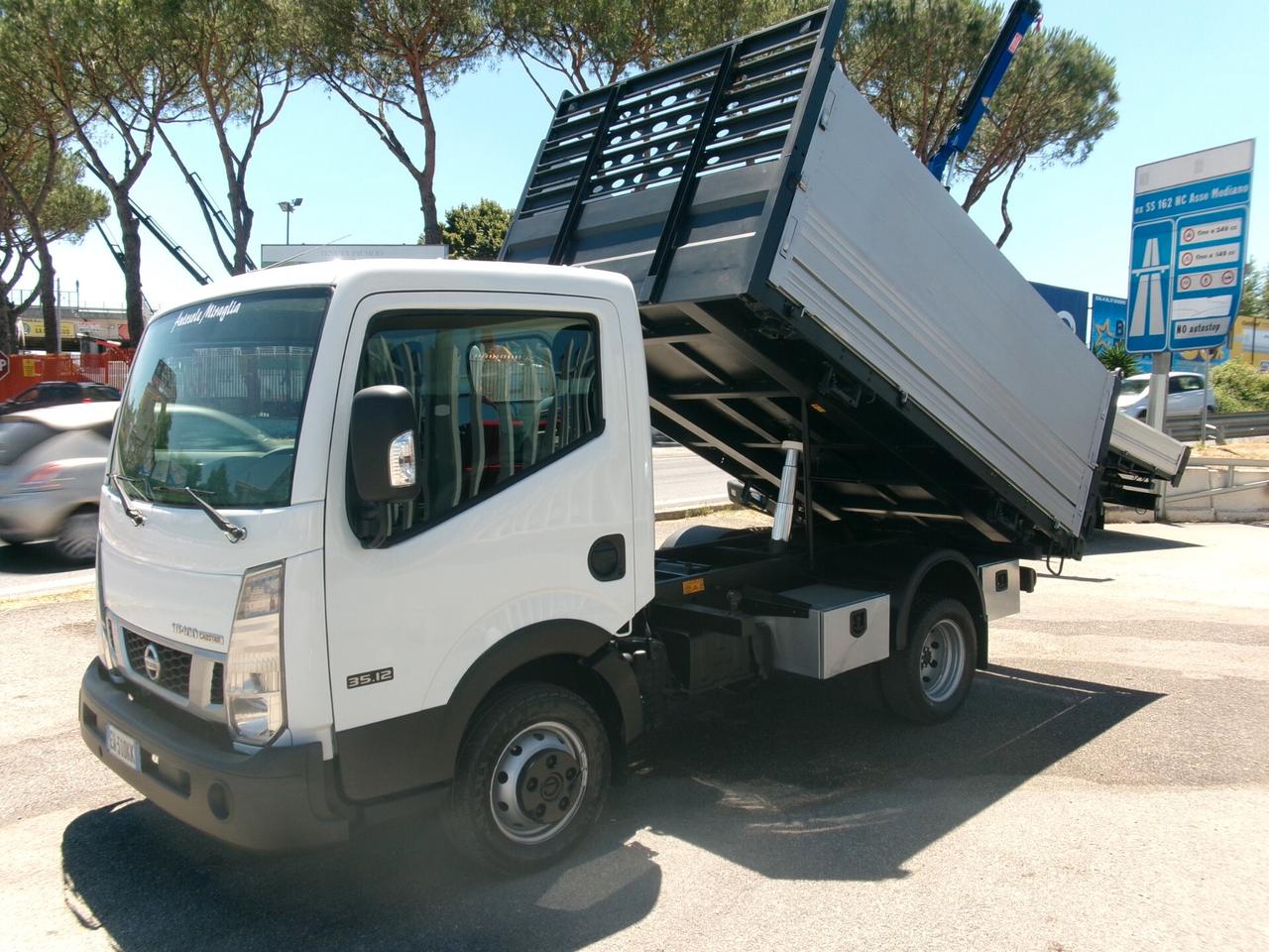 Nissan Cabstar NT 400 35-12 E5 RIBALTABILE TRILATERALE CON SOVRASPONDE GANCIO TRAINO
