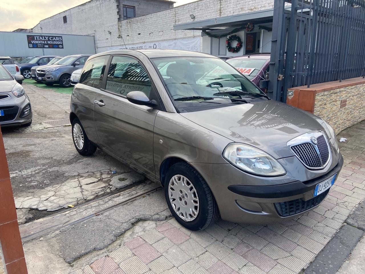 Lancia Ypsilon 1.3 Multijet 16V Argento. 3p