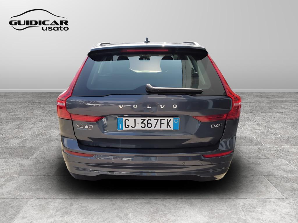 VOLVO XC60 II 2022 - XC60 2.0 b4 Momentum awd auto