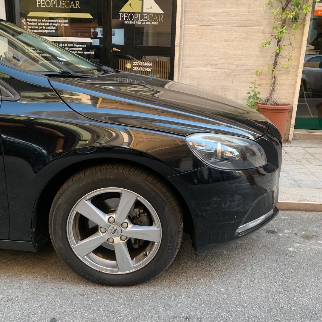 Volvo V40 D2 Geartronic R-design Momentum