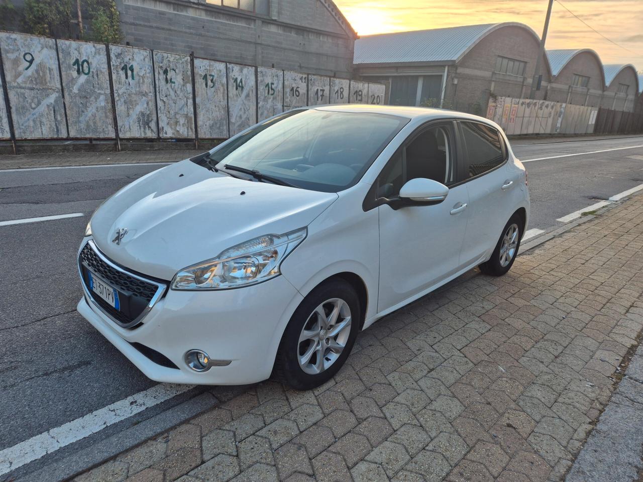 Peugeot 208 1.4 HDi 68 CV Neopatentati
