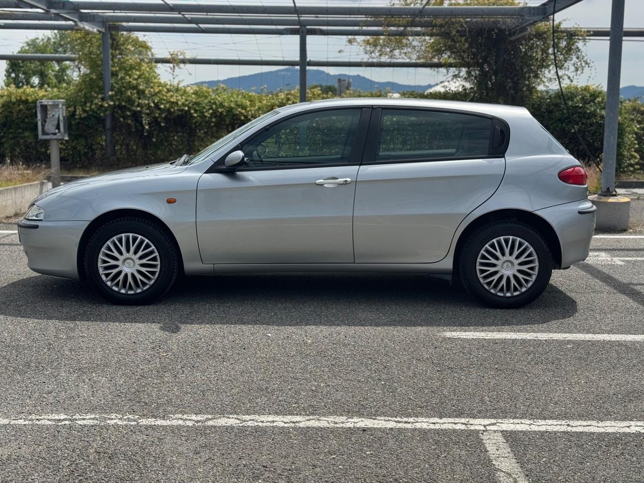 Alfa Romeo 147 1.6i 16V Twin Spark cat 5p. Distinctive