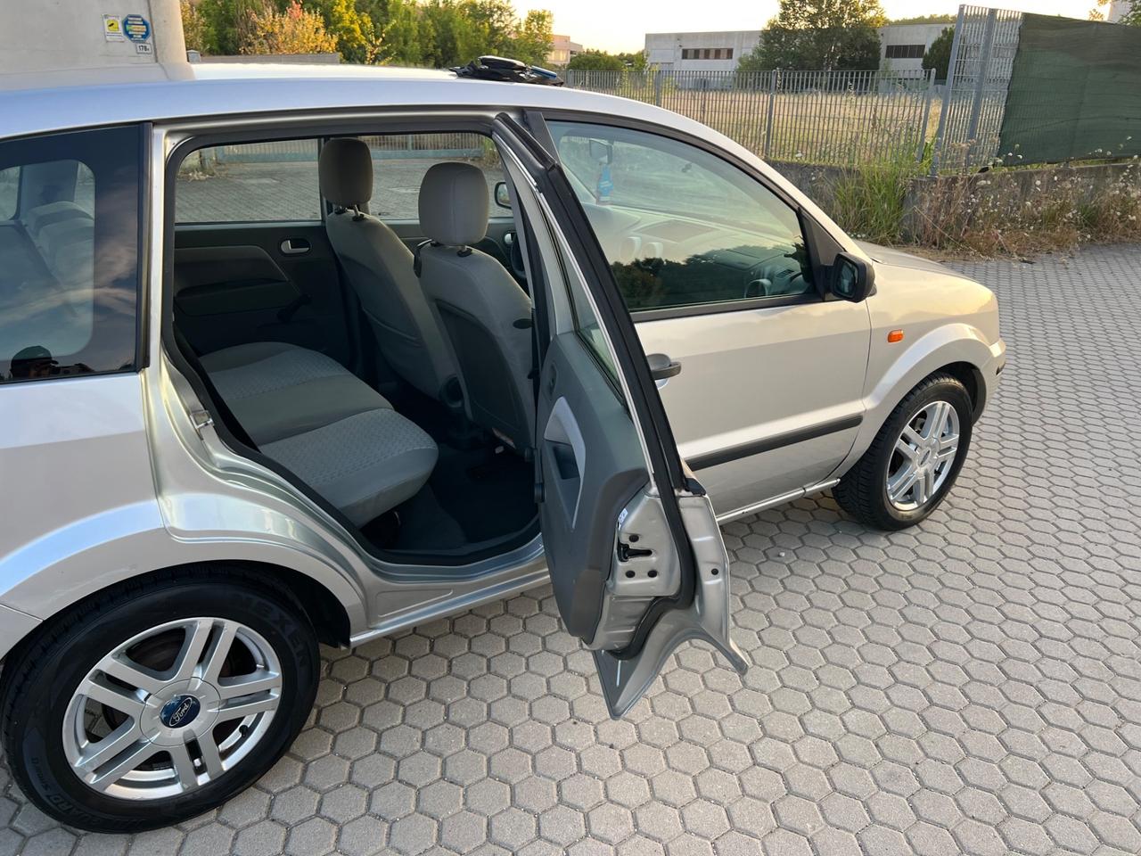 Ford Fiesta 1.2i 16V cat 5 porte Ambiente