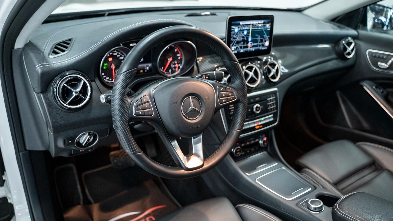 Mercedes-benz GLA 200 D NIGHT EDITION AUTO TETTO CARBONIO NAVI PELLE FULL OPTIONAL
