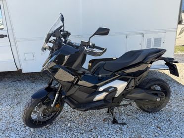 Honda X-ADV 750 con tris valigie alluminio