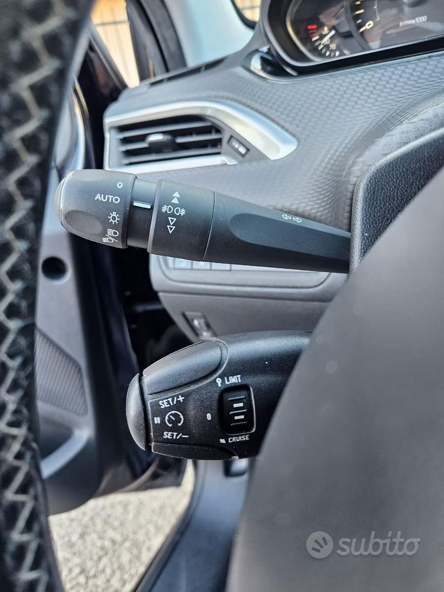 PEUGEOT 208 ALLURE