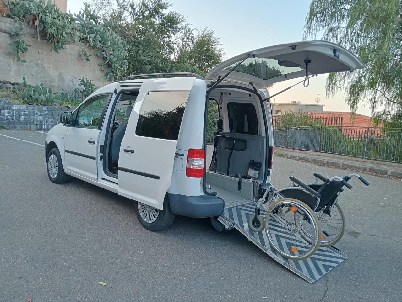 Volkswagen Caddy Pianale ribassato con rampa disabili in carrozzina