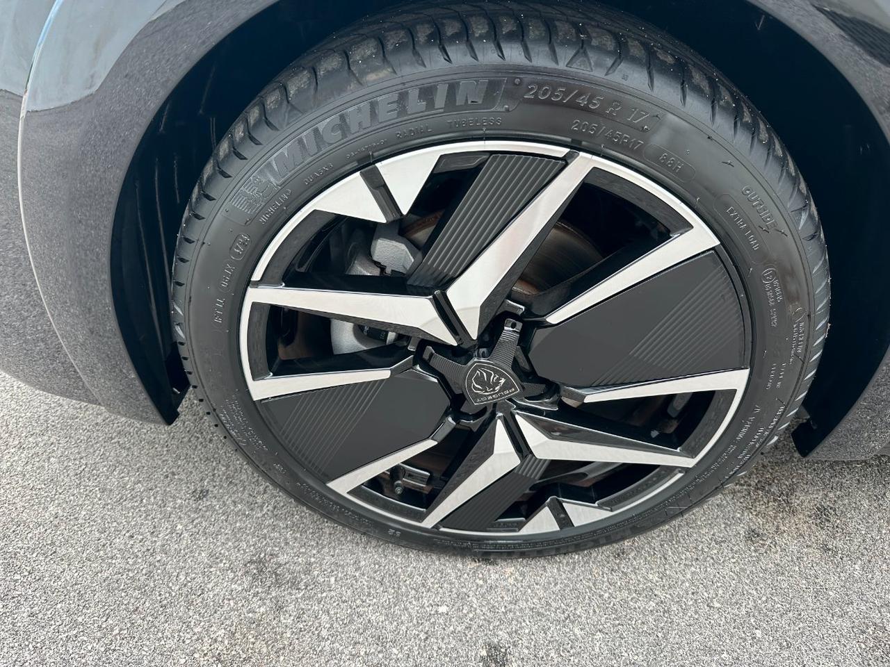 Peugeot 208 1.2 hybrid GT 145cv e-dcs 6