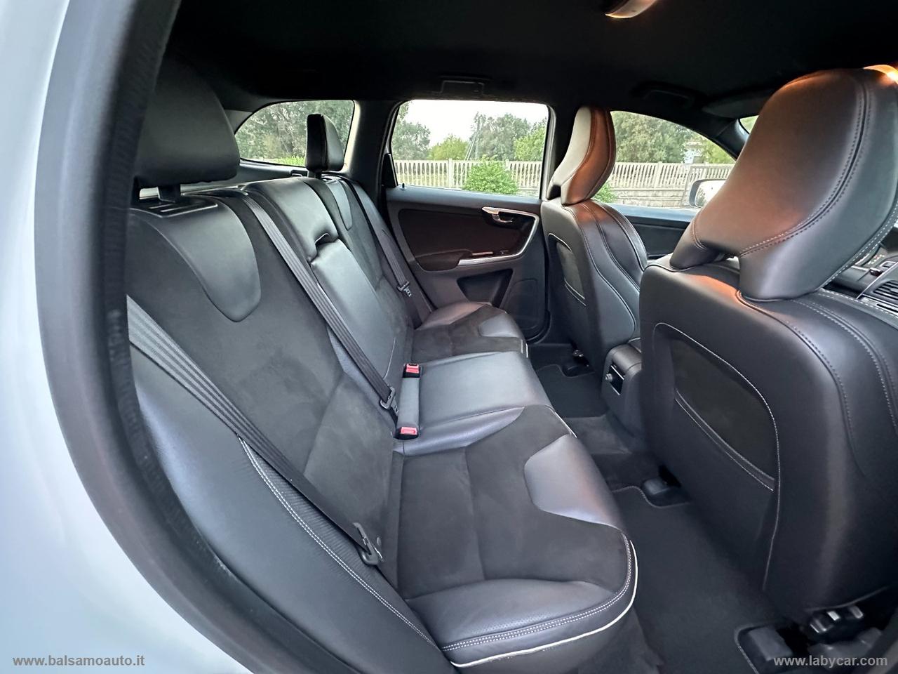 VOLVO XC60 D4 AWD R-design Momentum