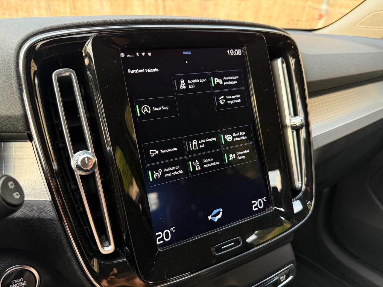 Volvo XC40 D4 AWD/2.0 150 CV/CERCHI 19"/TAGLIANDI VOLVO