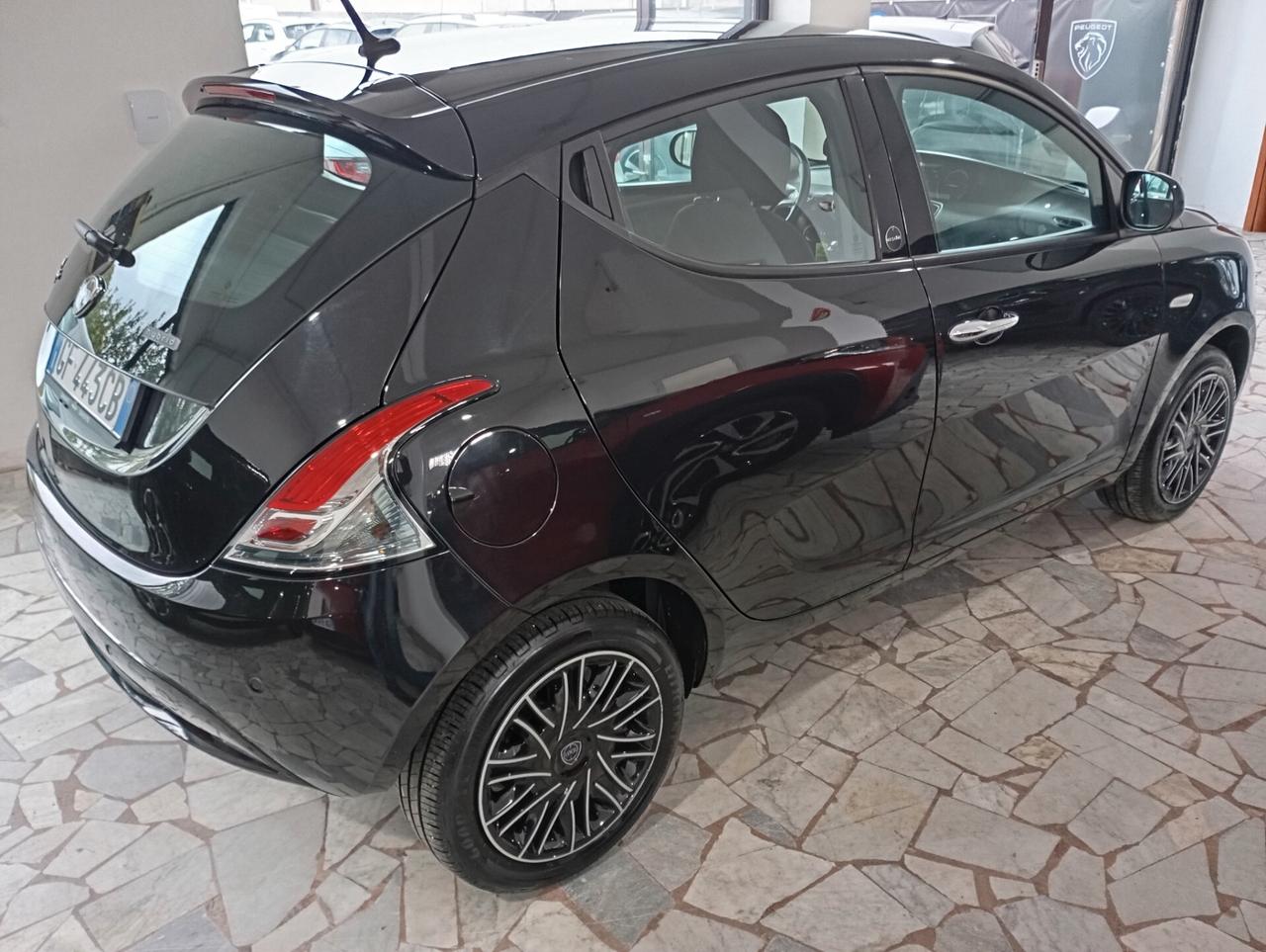 Lancia Ypsilon 5P 1.0 FireFly Hybrid Ecochic Gold