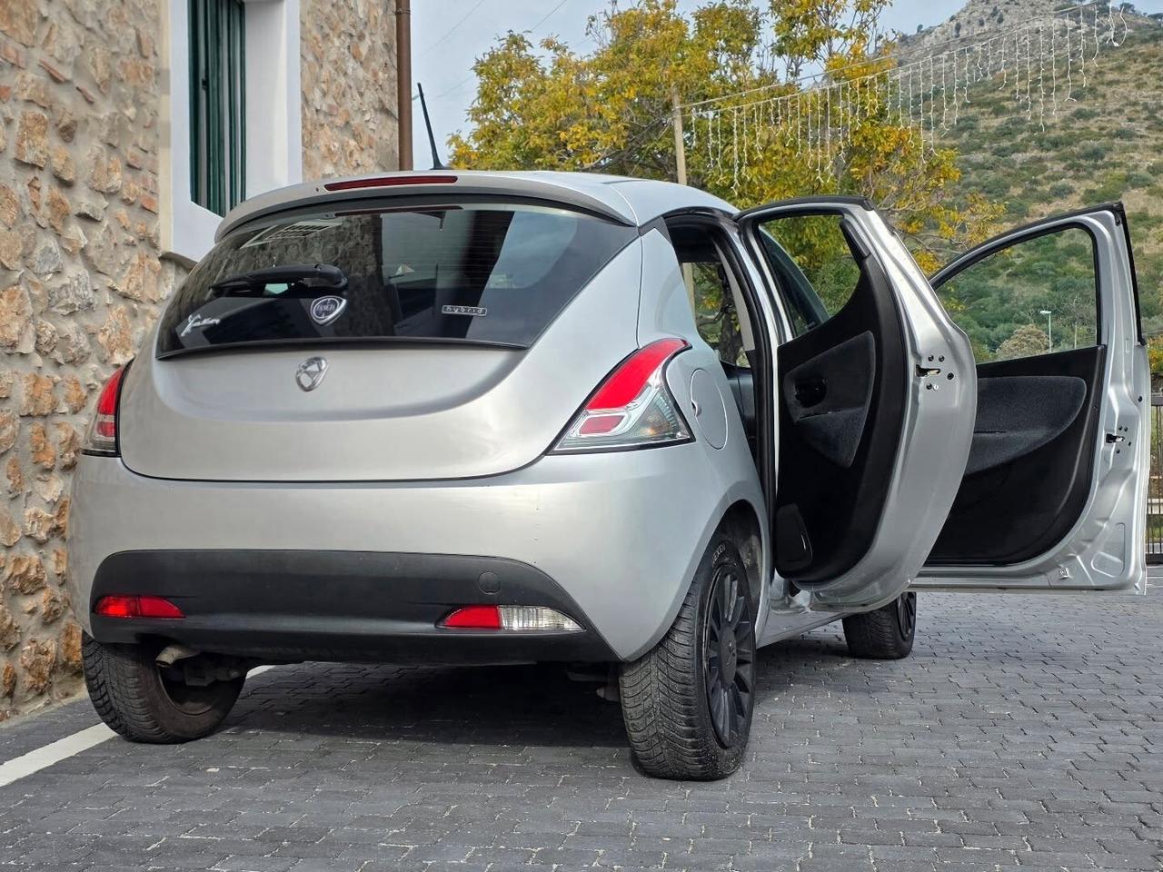 Lancia Ypsilon 1.0 FireFly 5 porte S&S Hybrid Ecochic Gold