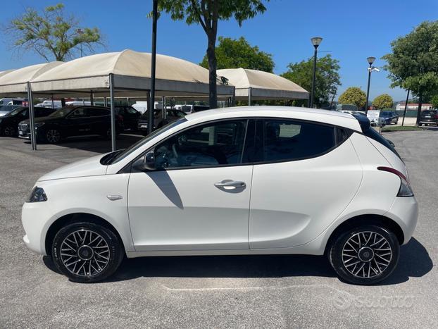 Lancia Ypsilon 1.0 firefly hybrid Platino 70cv KM0