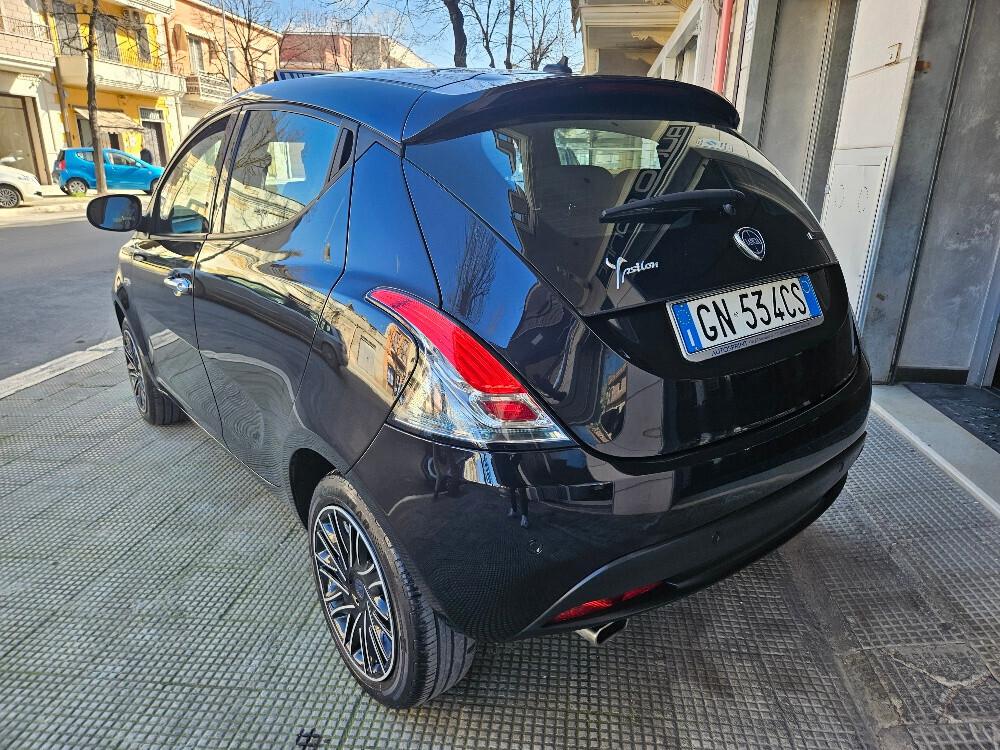 Lancia Ypsilon 1.0 FireFly 5 porte S&S Hybrid Silver