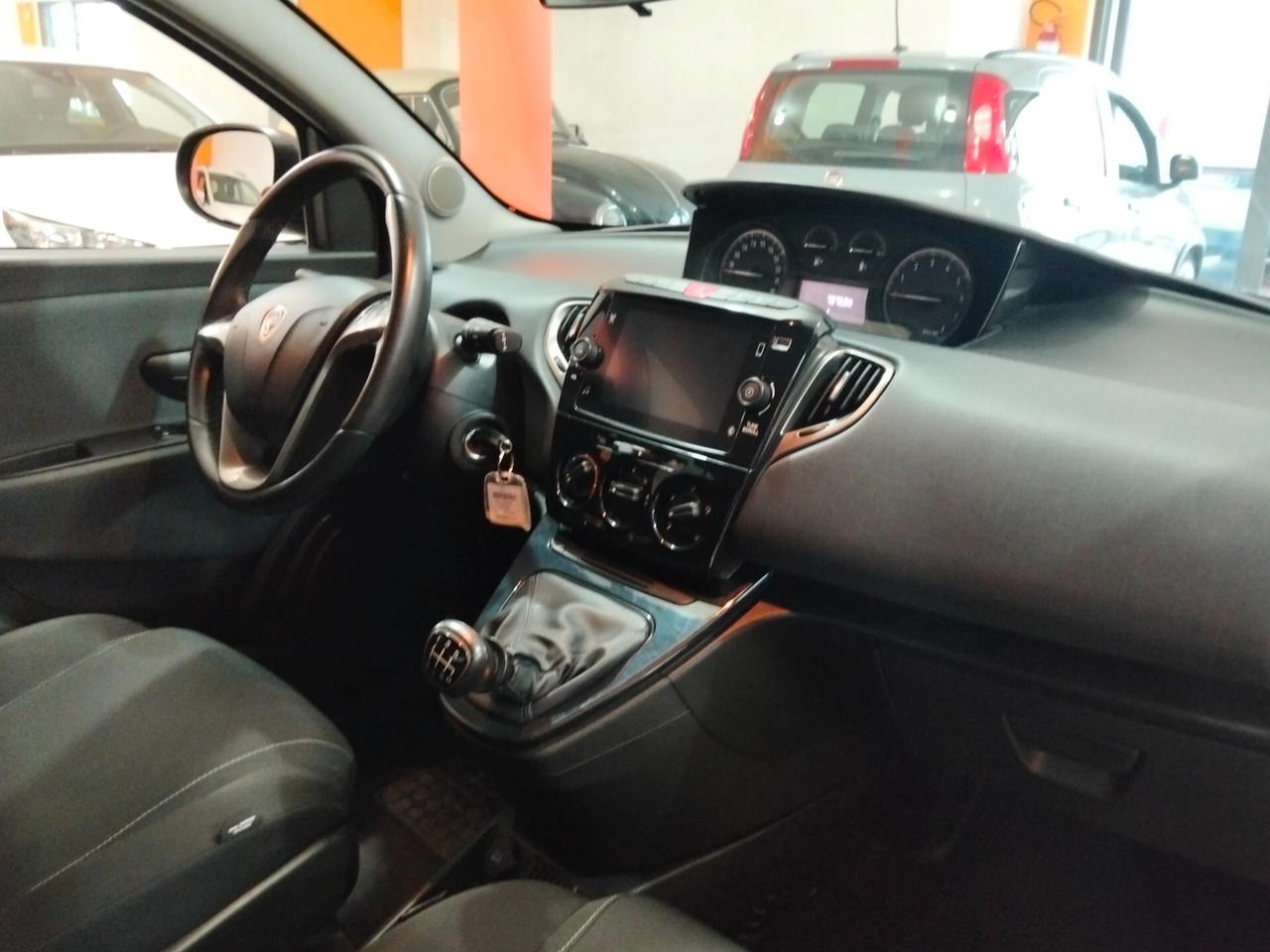 Lancia Ypsilon 1.0 FireFly 5 porte S&S Hybrid Ecochic Gold