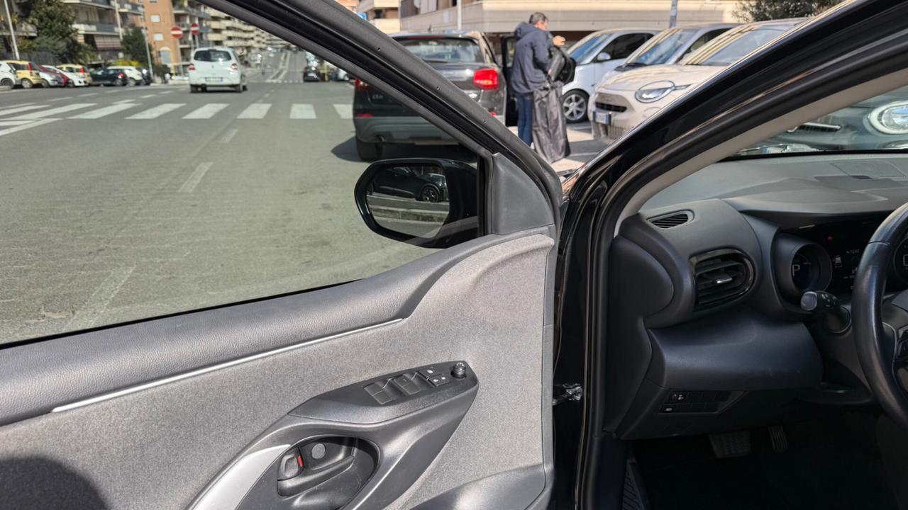 Toyota Yaris 1.5 Hybrid 5 porte StyleLED NAVI KAMERA PDC CLIMA AUTOMATICO BLUETOOTH CERCHI 17