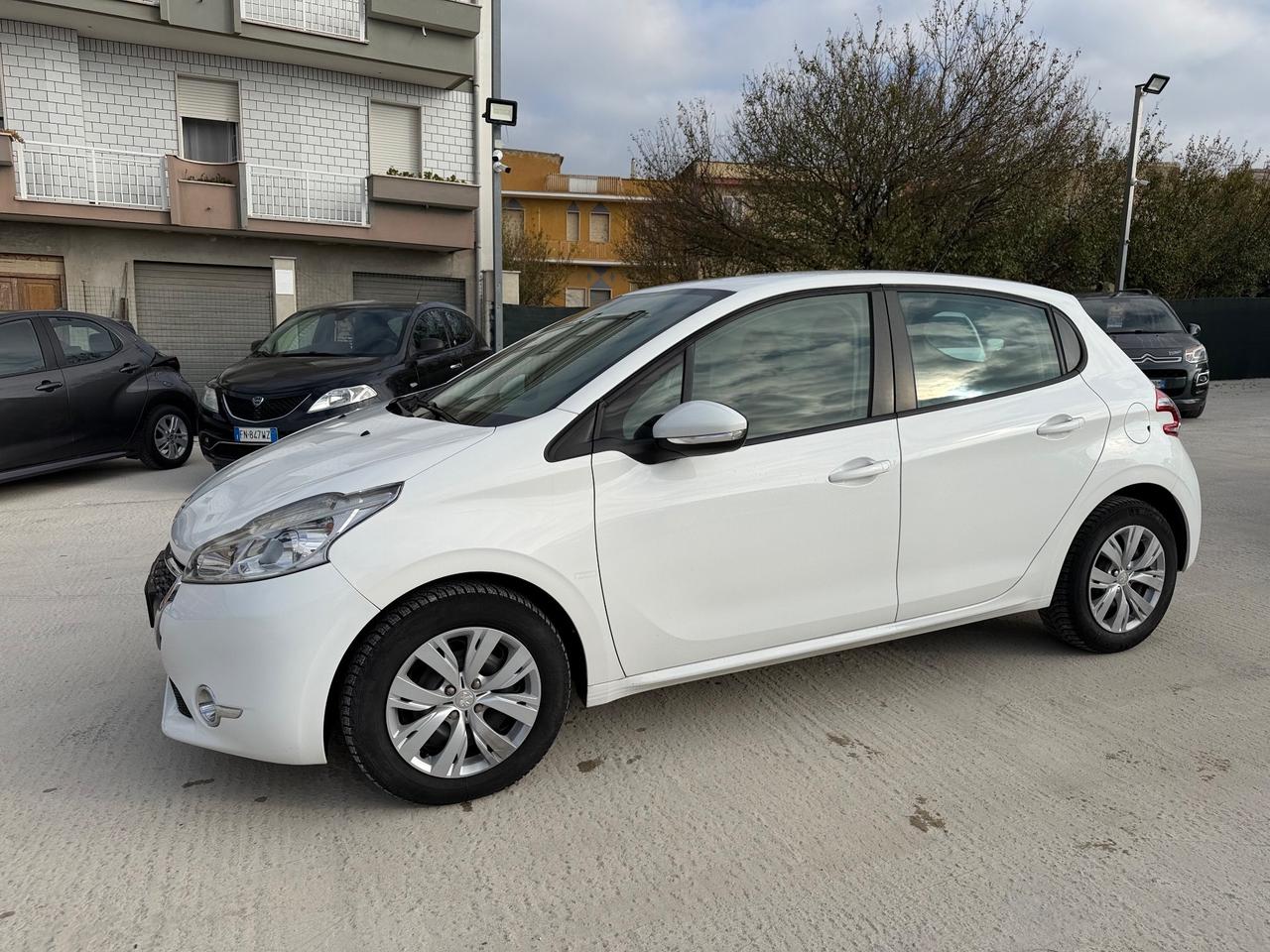 Peugeot 208 1.4 HDi 68 CV AUTOCARRO 5 POSTI