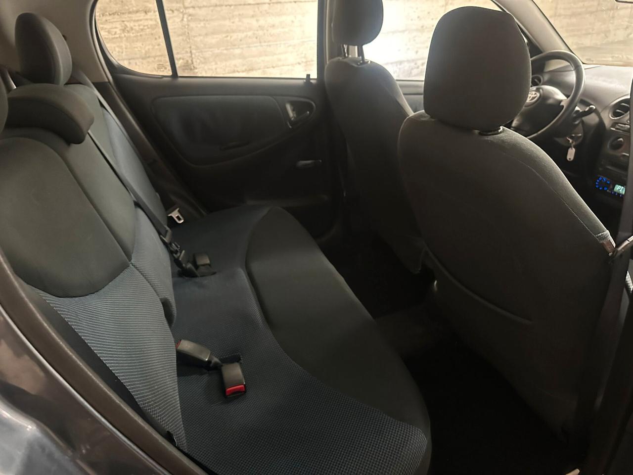 Toyota Yaris 1.0i 16V cat 5 porte Sol