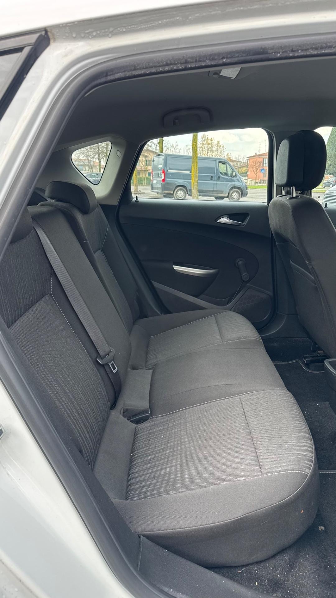 Opel Astra 1.4 – 2012 adatta a neopatentati