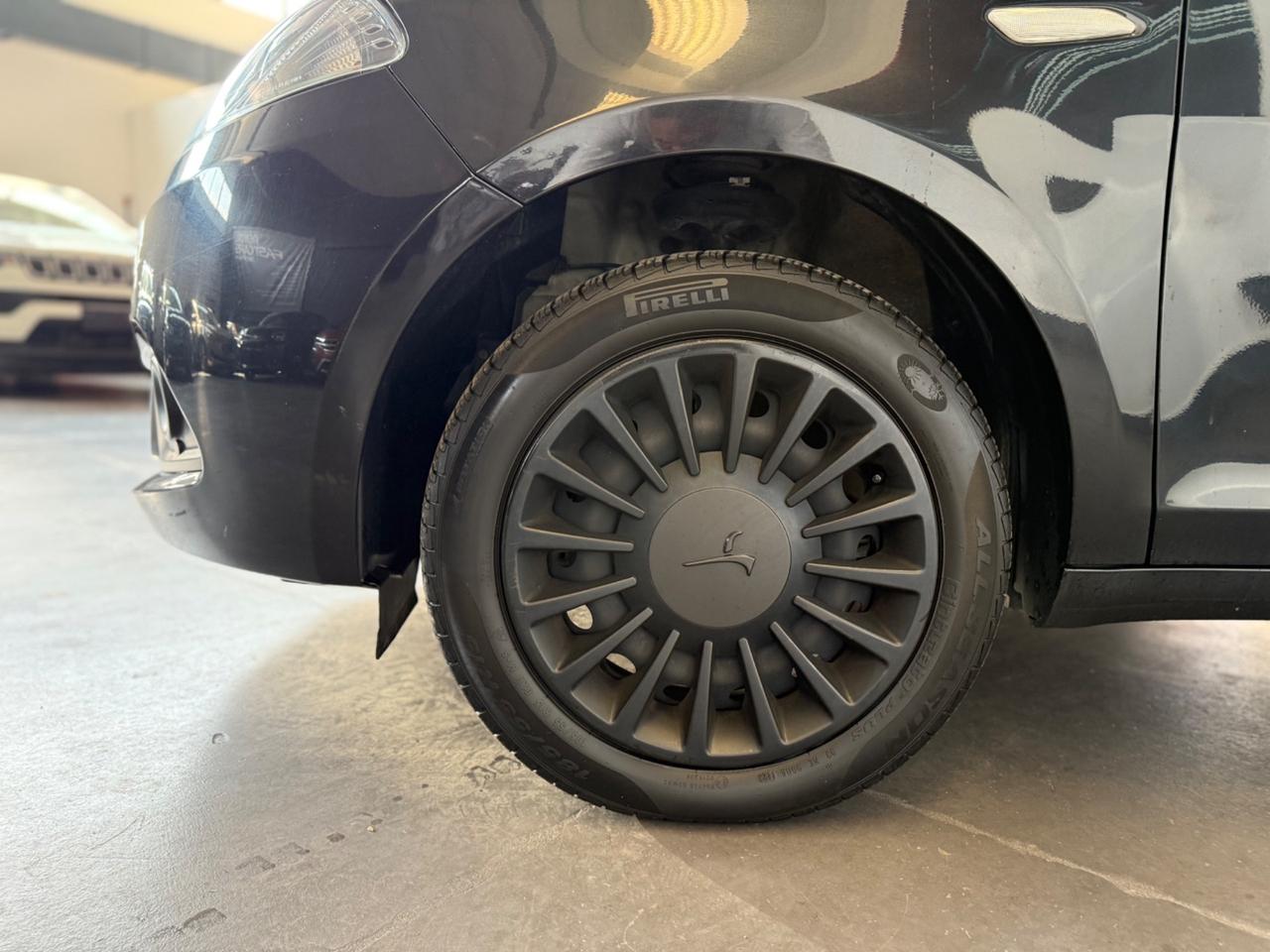 Lancia Ypsilon 1.0 FireFly 5 porte S&S Hybrid Silver
