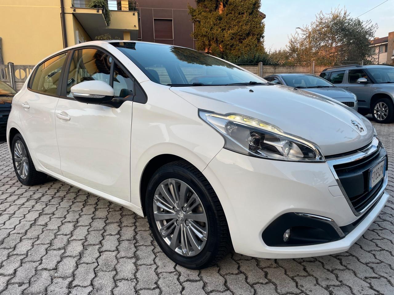 Peugeot 208 PureTech 82 5 porte Allure CINGHIA NUOVA !!!
