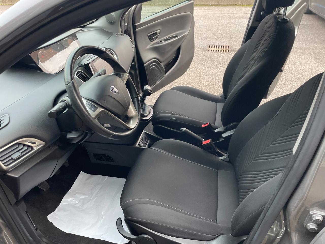 Lancia Ypsilon 1.0 FireFly 70cv 5 porte Hybrid Gold