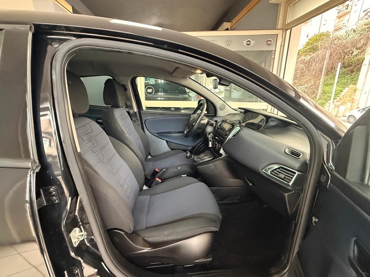 Lancia Ypsilon 1.0 FireFly 5 porte S&S Hybrid Silver Plus