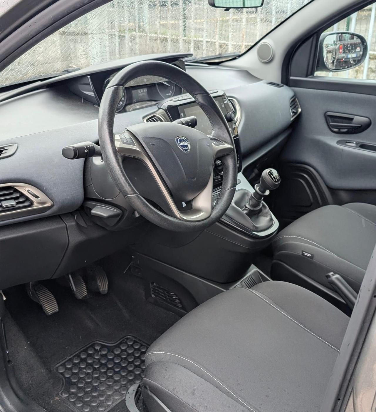 Lancia Ypsilon 1.0 FireFly 5 porte S&S Hybrid Gold