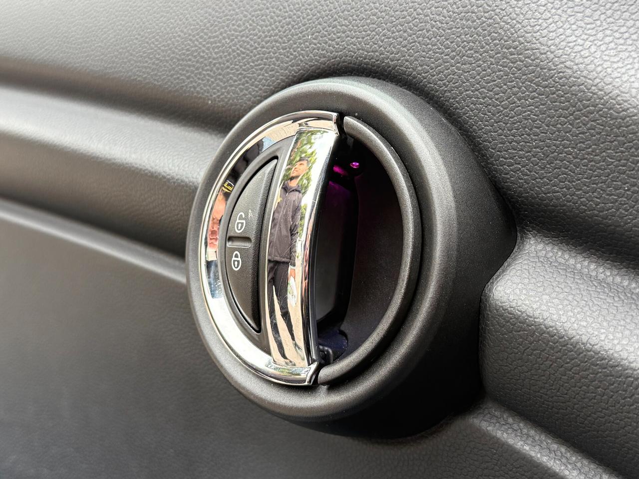 Mini 1.5 One D 95CV 5P *LUCI LED AMBIENT – 2016