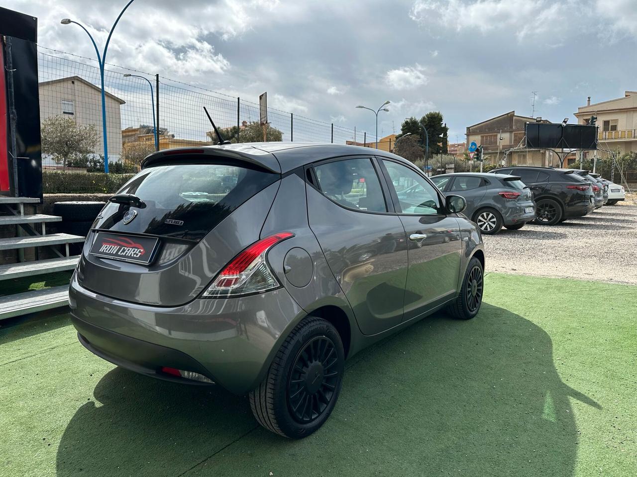 Lancia Ypsilon 1.0 FireFly 5 porte S&S Hybrid Ecochic Silver