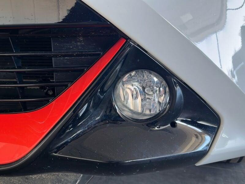 Toyota Aygo 004282 1.0 VVT-i 72 CV 5 porte x-wave orange