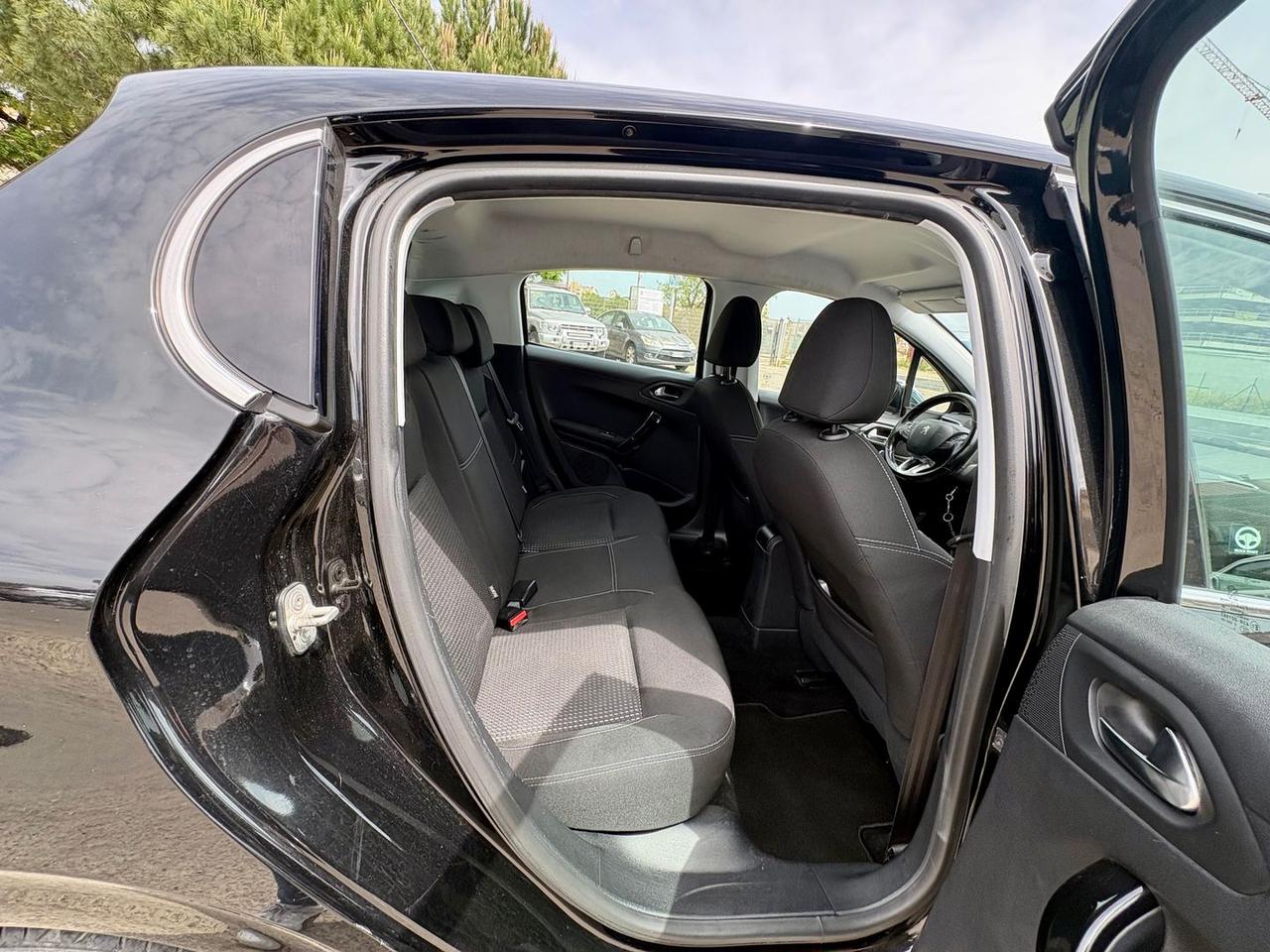 Peugeot 208 Allure 1.6 Blue HDI 75 #10654