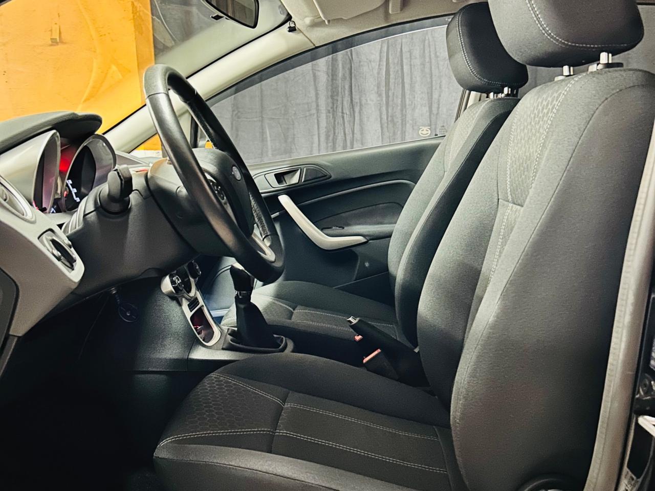 FORD FIESTA 1.4 TDCi CON SOLI 16.603 KM IN CONDIZIONI DA VETRINA.