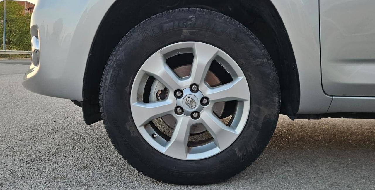 Toyota RAV 4 2.2 D-4D 150 CV Lounge (4x4)
