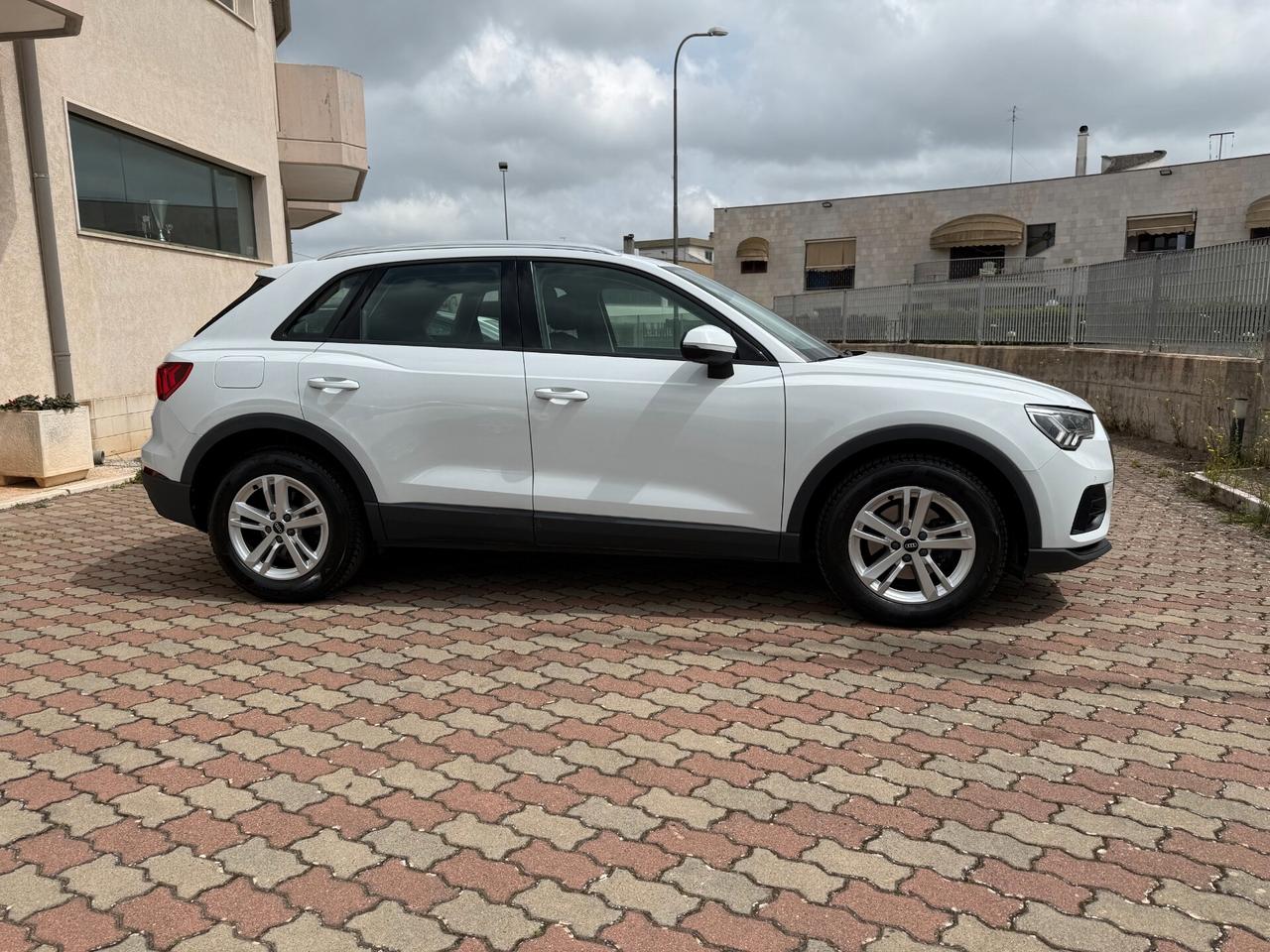 Audi Q3 35 TDI S tronic Business Advanced Matrix