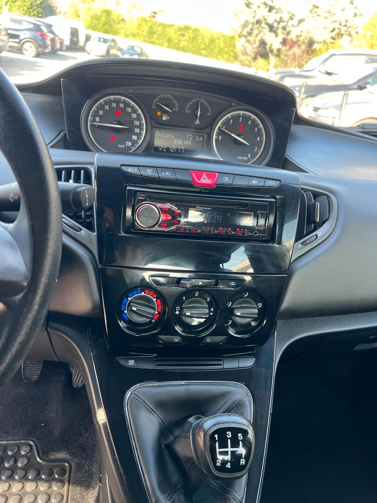 Lancia Ypsilon 2015 1.2 8v Platinum 69cv E6*ok neopatentati*