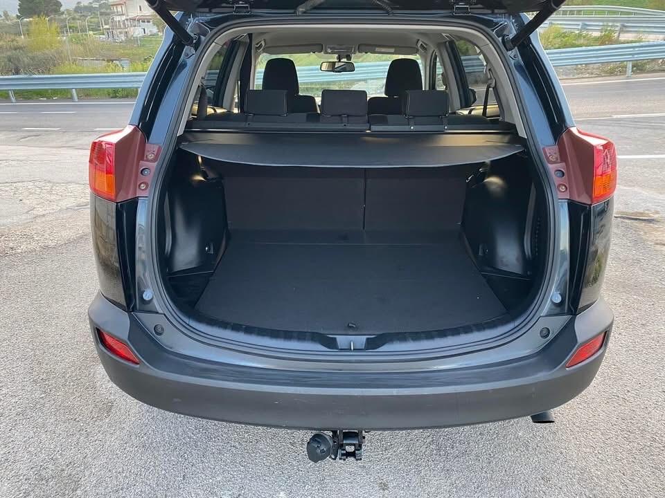 Toyota RAV 4 RAV4 2.0 D-4D 4X4 GANCIO DI TRAINO Lounge