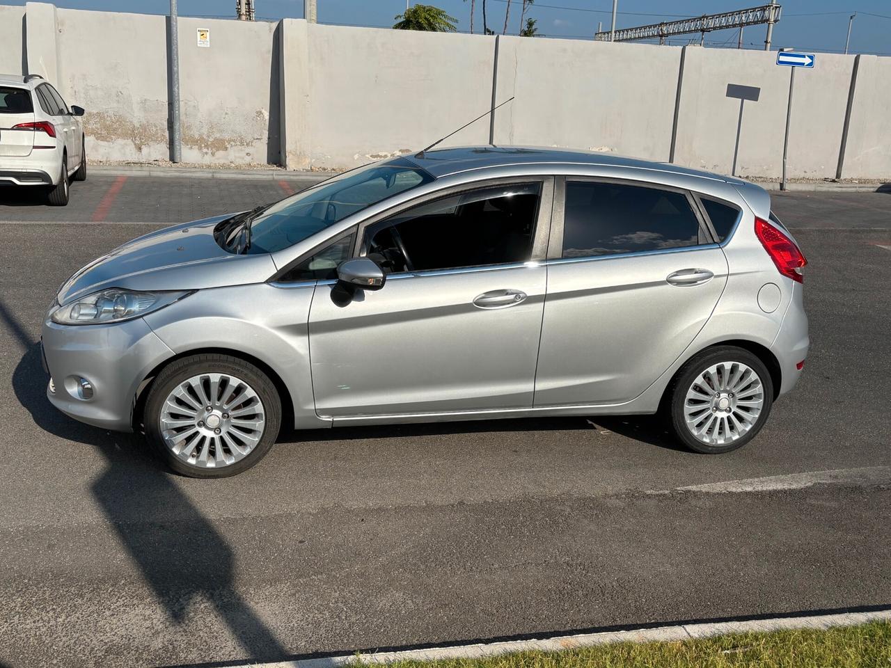 Ford Fiesta 1.4 5 porte Bz.- GPL CONSUMI RIDOTTI, PICCOLA MA COMODA