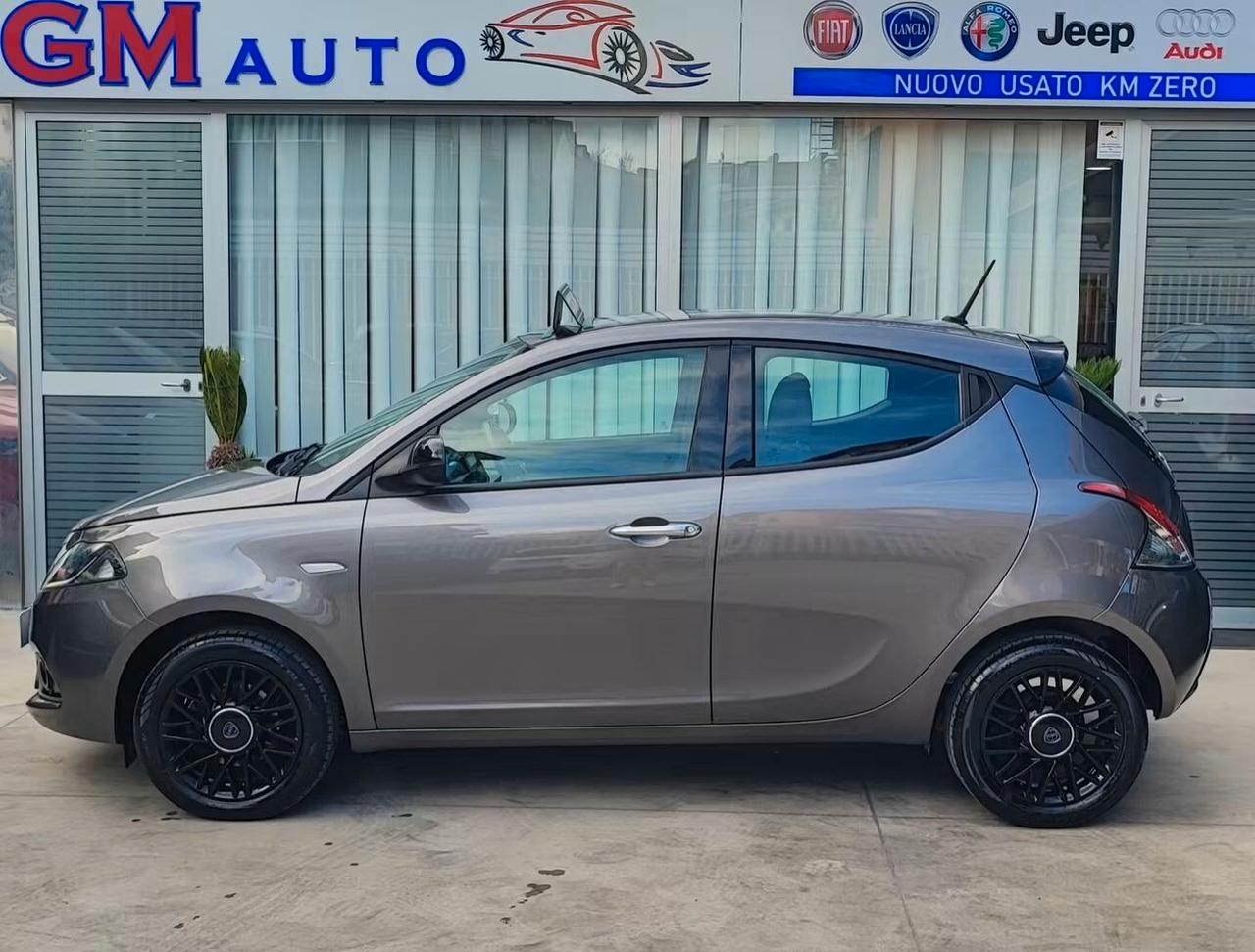 Ypsilon Gold retrocamera ricarica wireless 2023