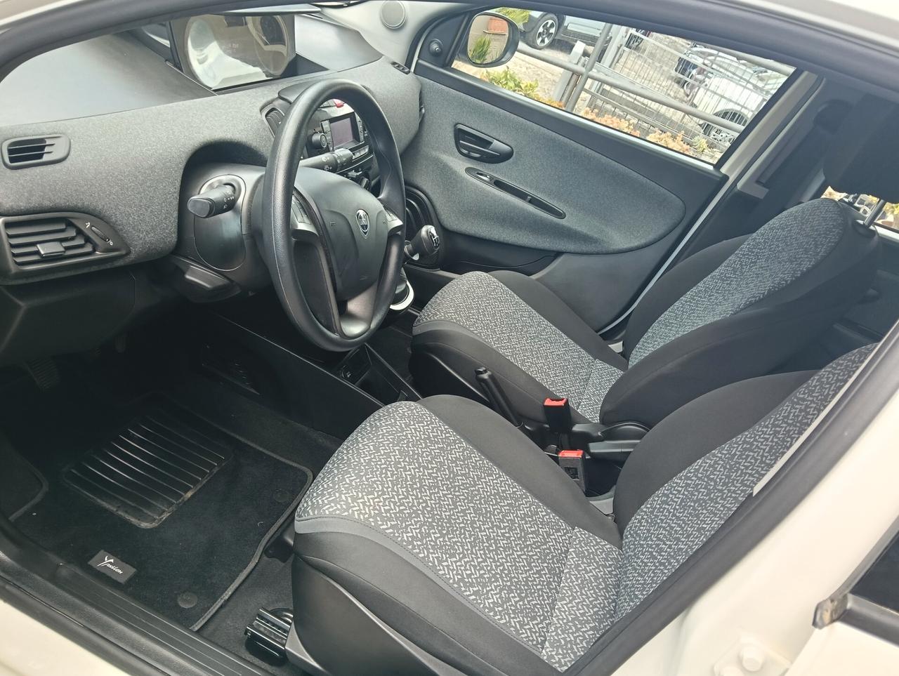 Lancia Ypsilon 1.0 FireFly 5 porte S&S Hybrid Silver